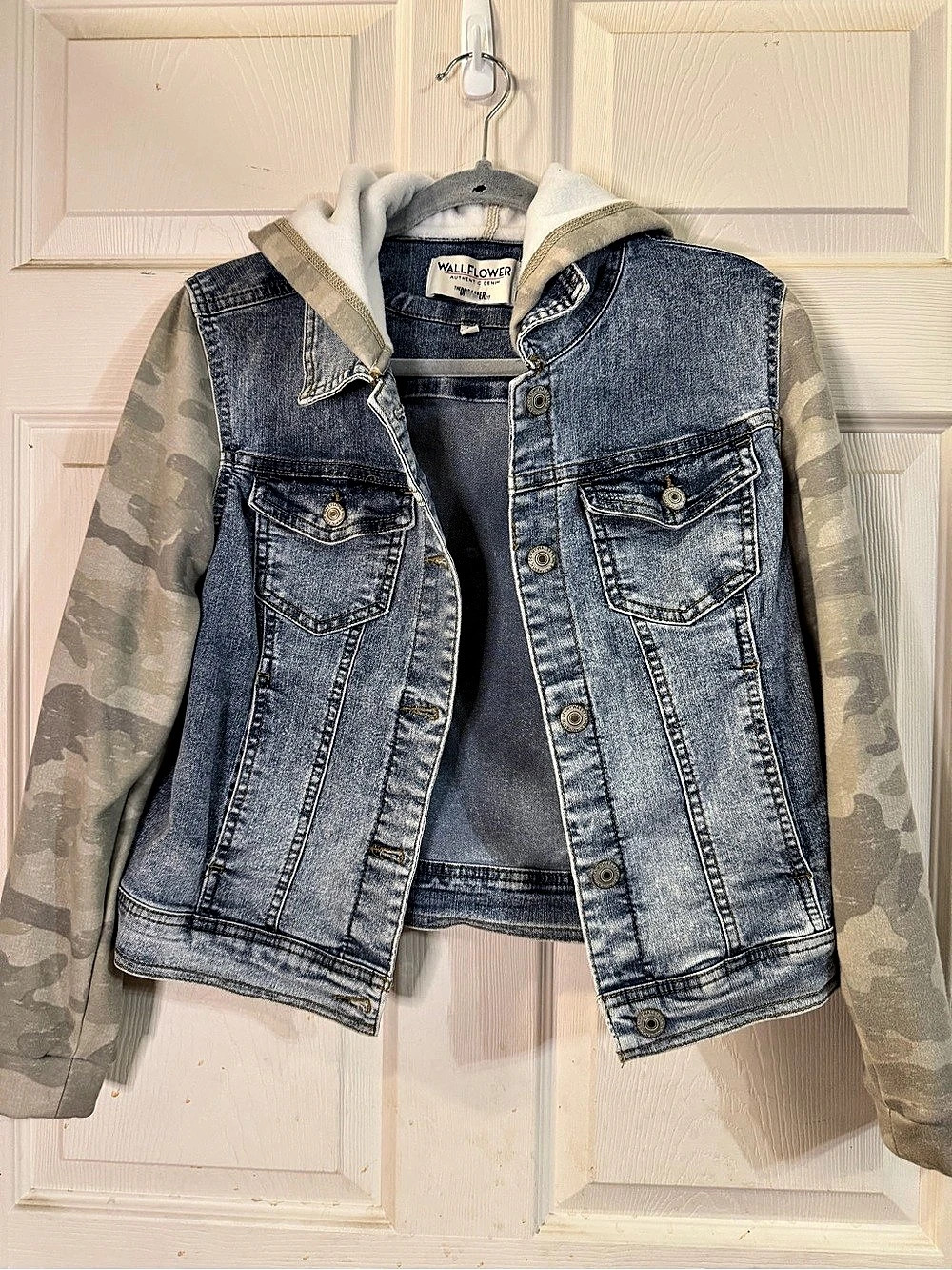 WallFlower The Dreamer Fit Hooded Camo Jean Denim Jacket Sz L EUC